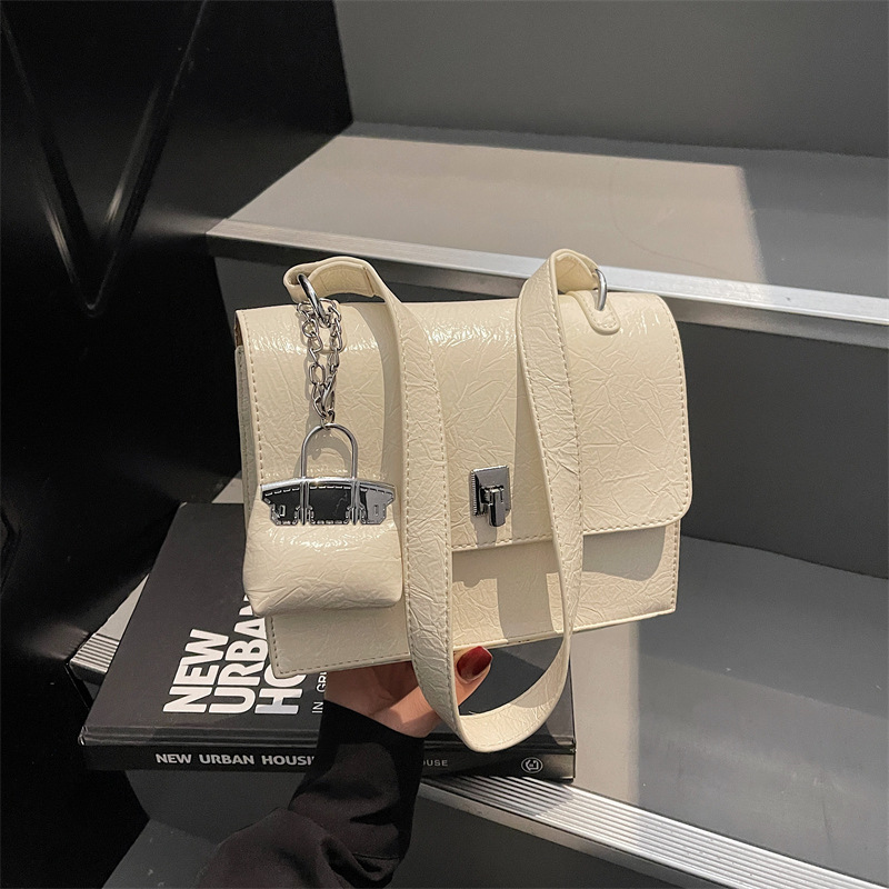 Bolso de textura transfronteriza 2025 primavera y verano nuevo bolso femenino bolso de hombro con patrón de agarre de mano de alta gama bolso de mensajero simple y versátil