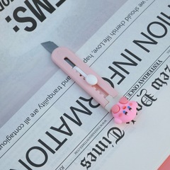 美工刀かわいいミニ裁断刀は宅配便のナイフを分解して開梱します。
