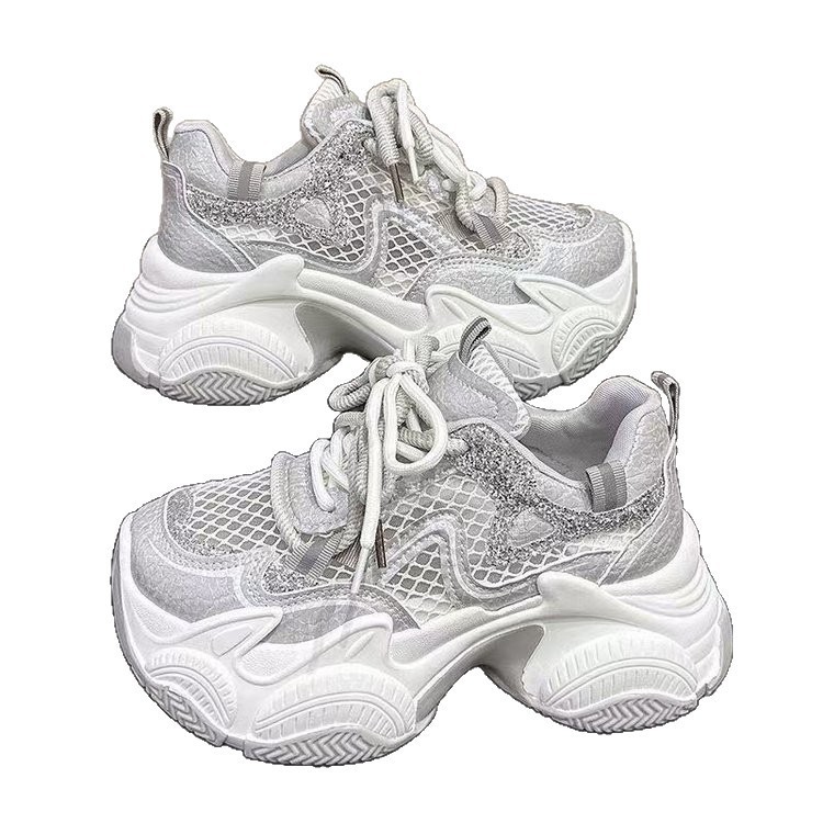 Zapatos de suela gruesa para padres y mujeres en 2026 nuevos zapatos de deporte casuales de malla transpirables pequeños zapatos blancos de altura