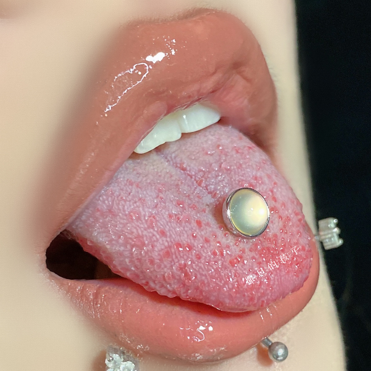 Silver pointed spike labret stud material detail