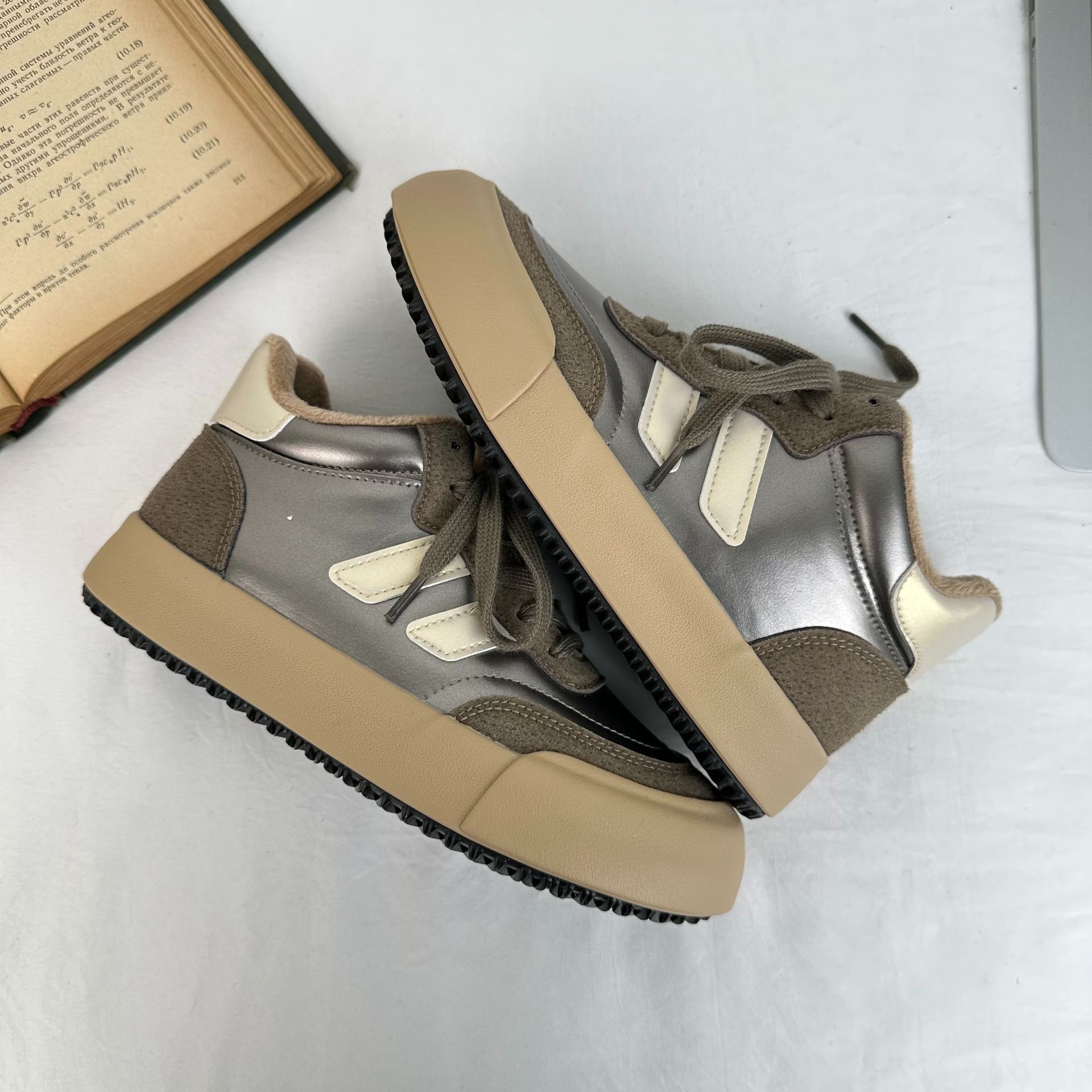 Versión europea de las zapatillas de deporte altas para mujer 2024 otoño e invierno nuevos zapatos casuales de todo fósforo botas de nieve a juego de color de cabeza grande algodón 6587