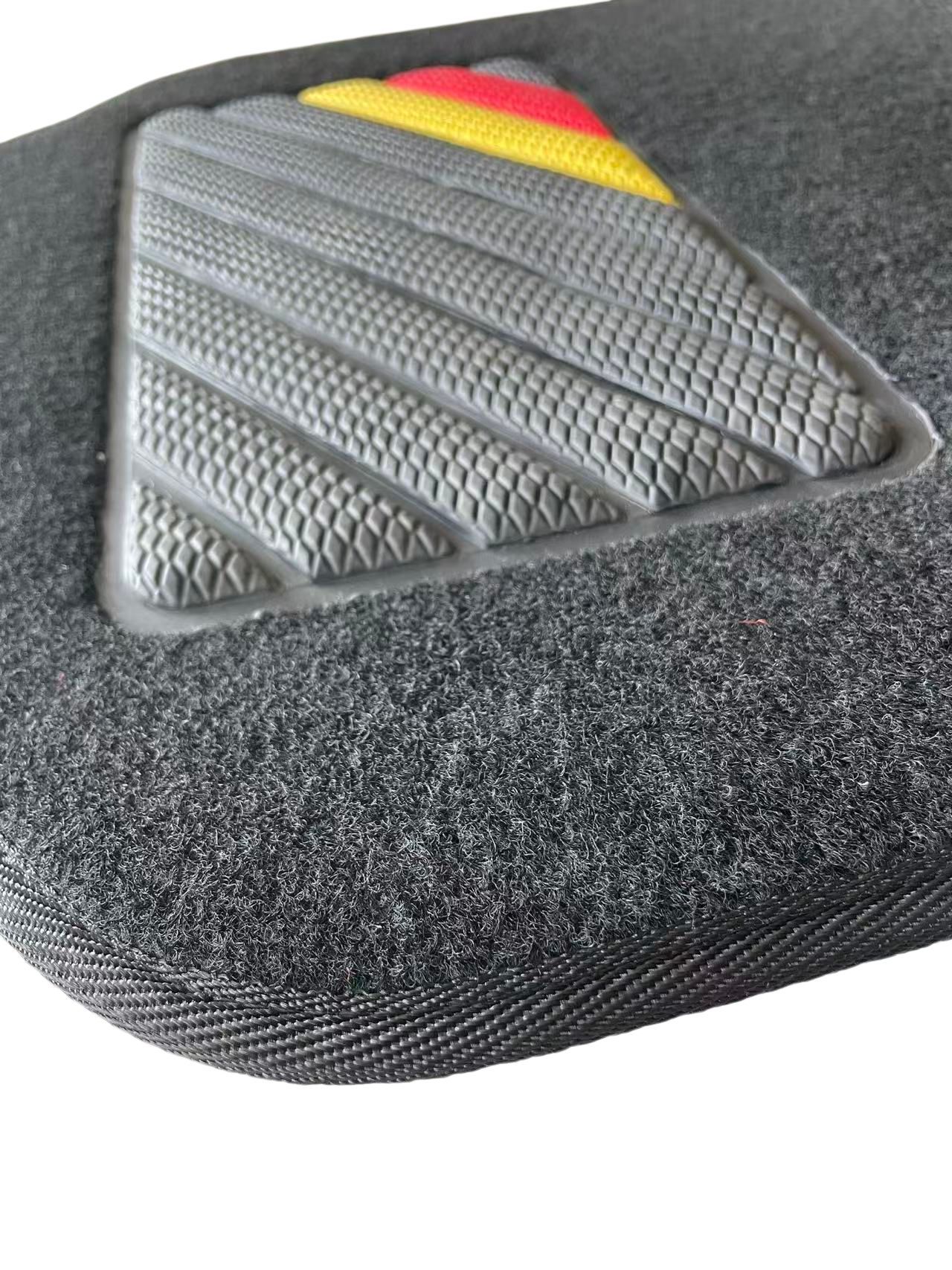 Universal 4-piece set of car floor mats, dirt-resistant carpet for the interior, driver's seat protection mat