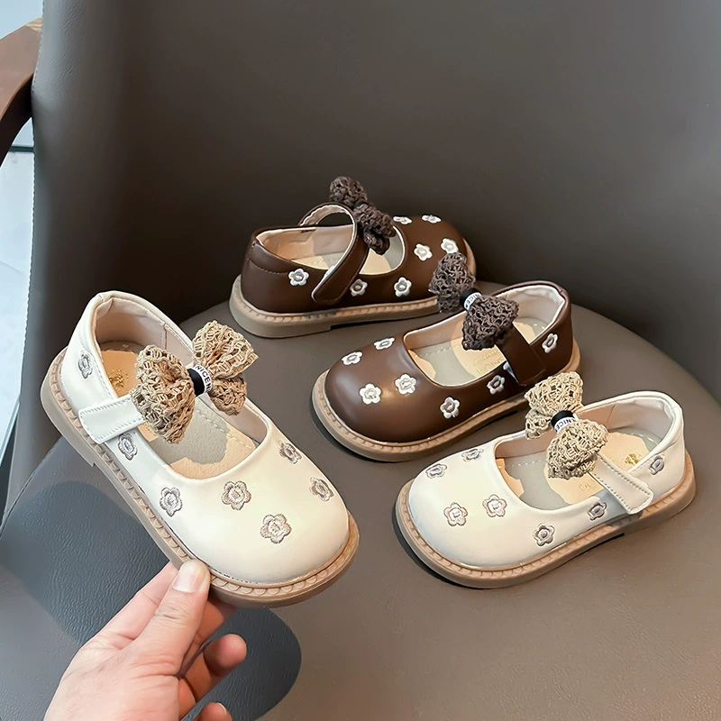 Детская кожаная обувь 2024, Весенняя Однослойная обувь для девочек в Корейском стиле с вышитым цветком и круглым носком