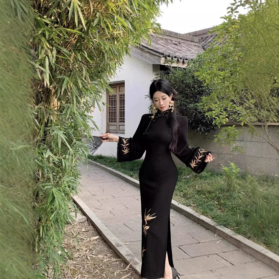 Новое черное бархатное длинное платье Cheongsam с вышитыми перевернутыми рукавами в китайском стиле для женщин на осень и зиму, элегантное, стройнящее.