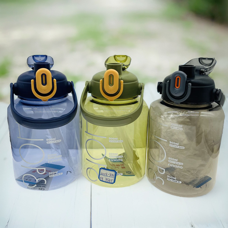 Jinshi nuevo comercio exterior red rojo taza 1500ml taza de plástico PC deportes taza con mango de paja