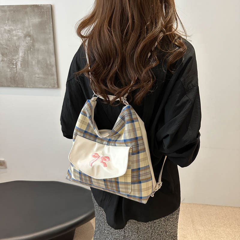 Bolsa coreana con rayas de contraste para mujeres 2024 verano nueva moda universitaria arco bolso de hombro sensación de alto nivel