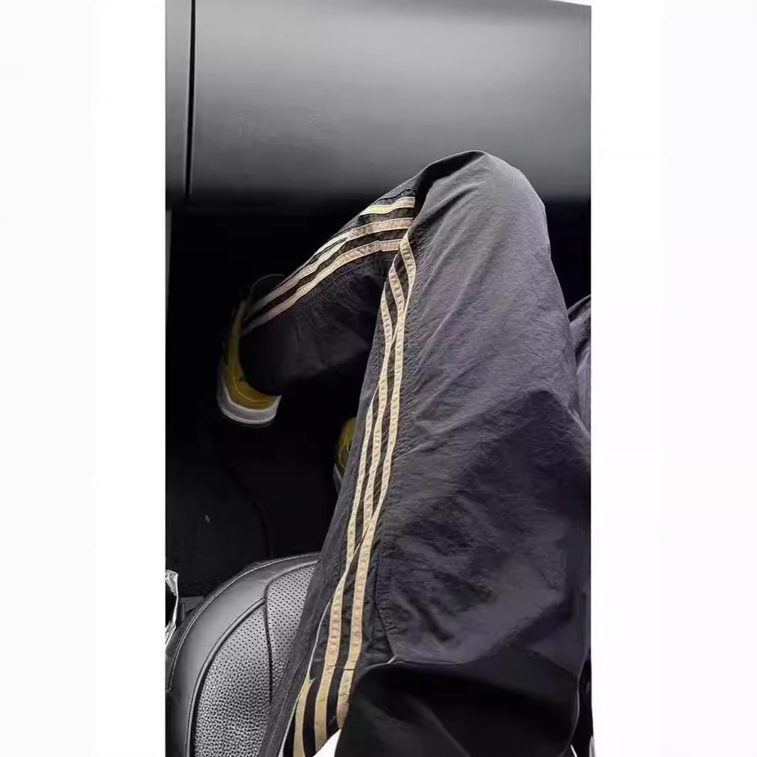 Pantalones a rayas de tres barras de color caqui pantalones de asalto de paracaídas de secado rápido de estilo fino de verano para hombres pantalones casuales rectos