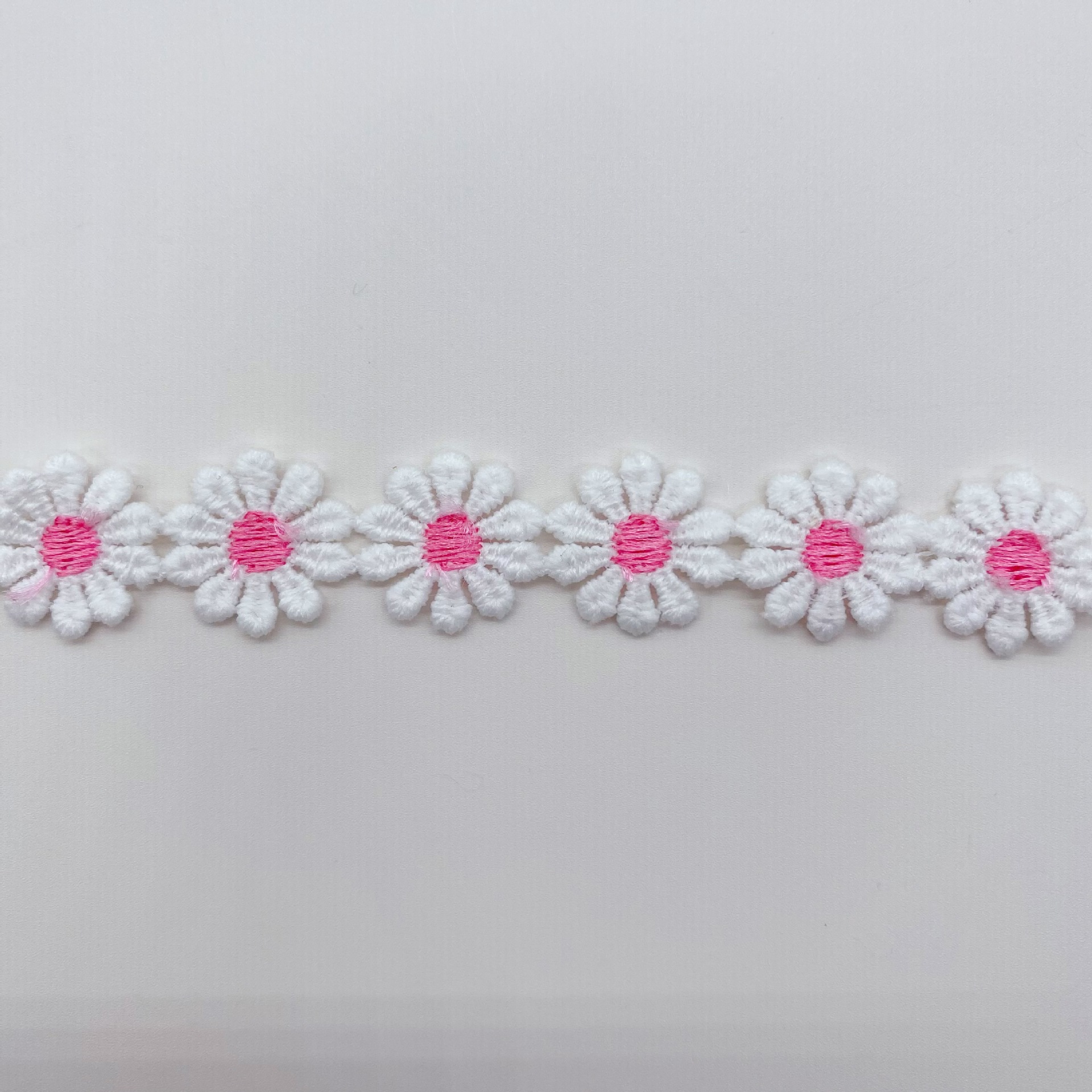 Dos colores de encaje Daisy código de barras Cadena de clavícula accesorios de joyería decorativos coloridos accesorios de ropa para niños encaje soluble en agua