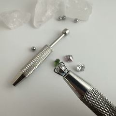 ねじボールの取っ手の四爪の固定工具はピアスの補助工具のネイルアートをつけてゴムのスポンジをたたいて挟みます。