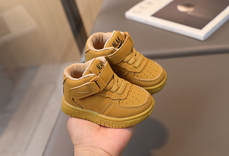 Vår och höst Nya sporter Pojkar High Top Board Girls Little White Korean Version Mode Basketskor för barn_voghion.com