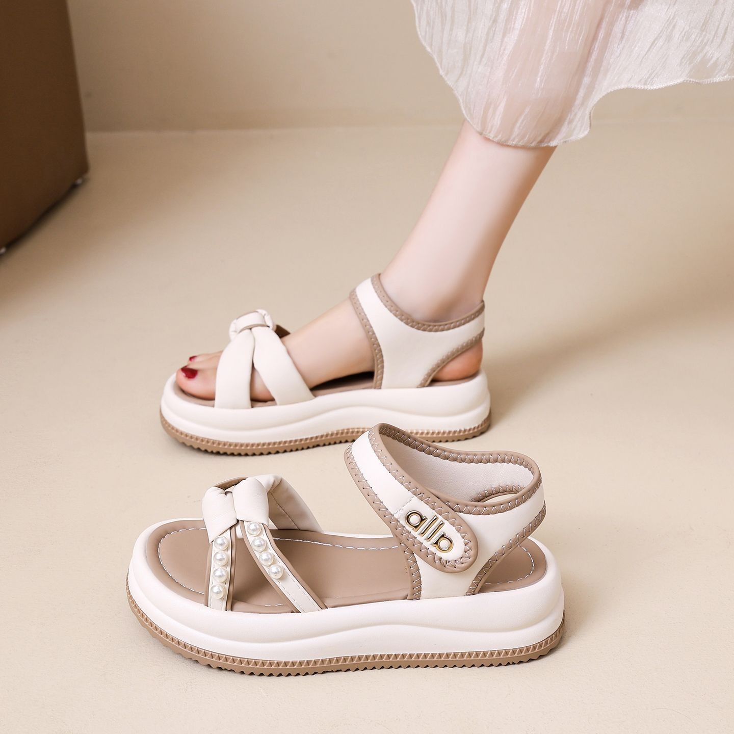 Sandalias de velcro gruesas para usar 2026 verano nueva moda versátil de hadas estilo romano zapatos de playa casuales para mujeres