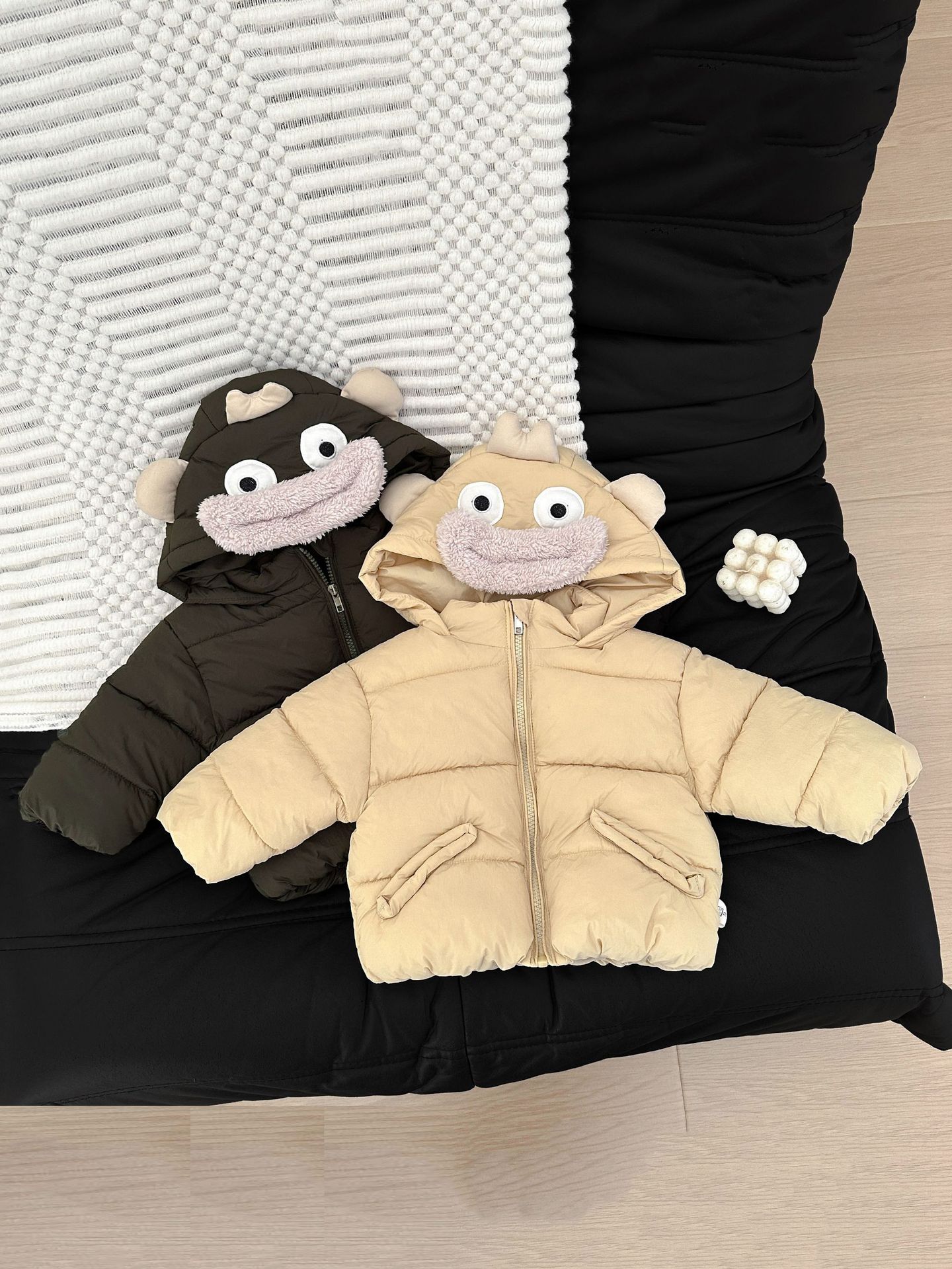Ropa de invierno de algodón bebé nuevo tipo de dibujos animados para hombres y mujeres lindos algodón intercalado grueso abrigo de algodón cálido