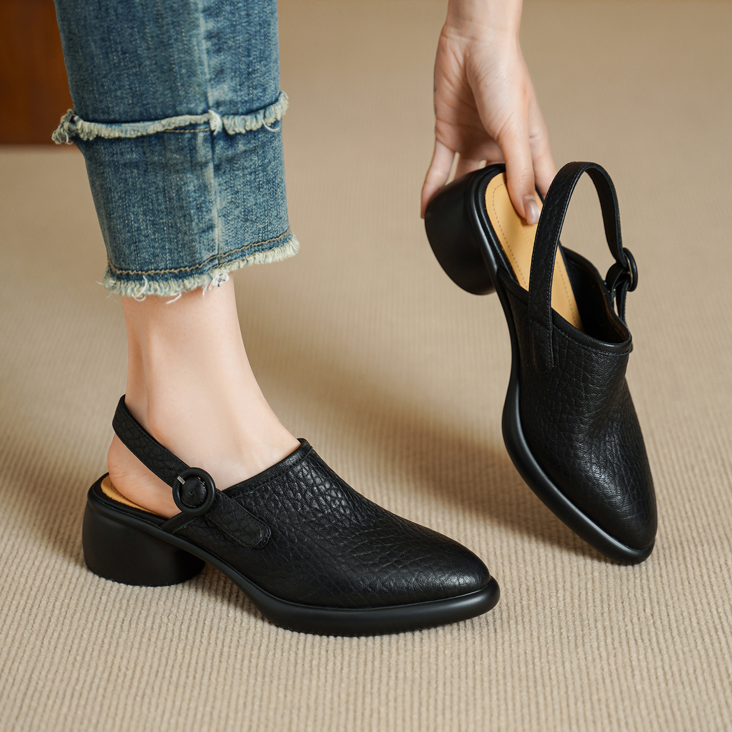 Sandal nữ da dê mũi tròn gót vuông cao 7 cm quai ngang khóa một chữ — đen