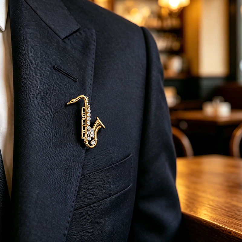 Estilo retro broche de saxofón personalidad de nicho de aleación de diamante de moda broche traje abrigo pin image 3