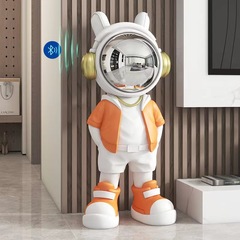 宇宙飛行士が着地した宇宙飛行士がリビングのテレビの棚を飾っています。