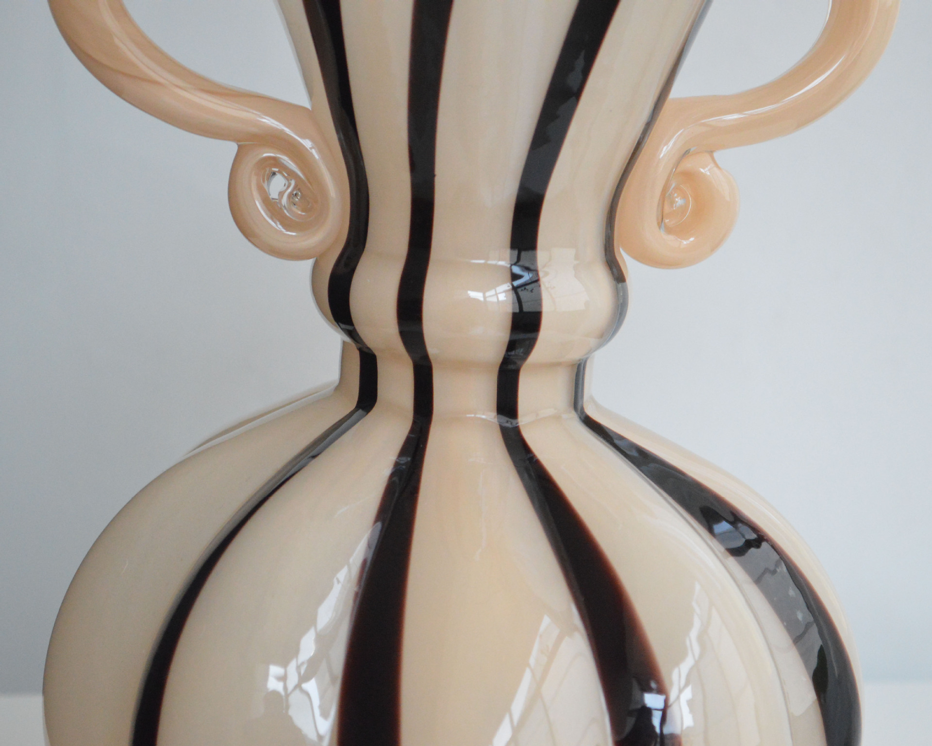 Piccolo vaso in vetro Fenton dipinto a mano in stile vintage francese con decorazioni delicate, accessori di alto valore_voghion.com