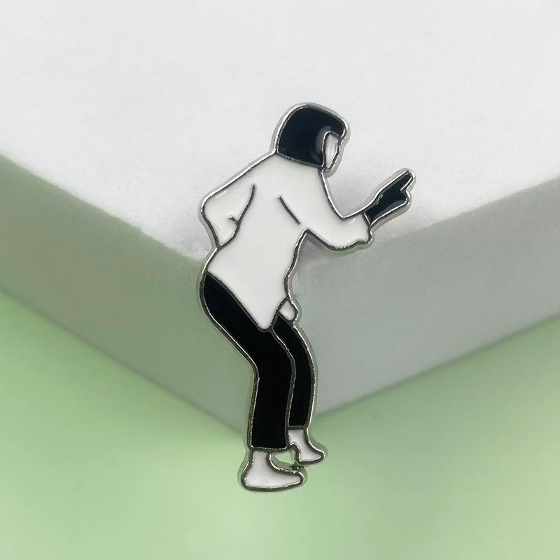 Broche de metal de personajes periféricos de películas transfronterizas, ropa de hombre en blanco y negro simple creativo, mochila, accesorios, collar de insignia