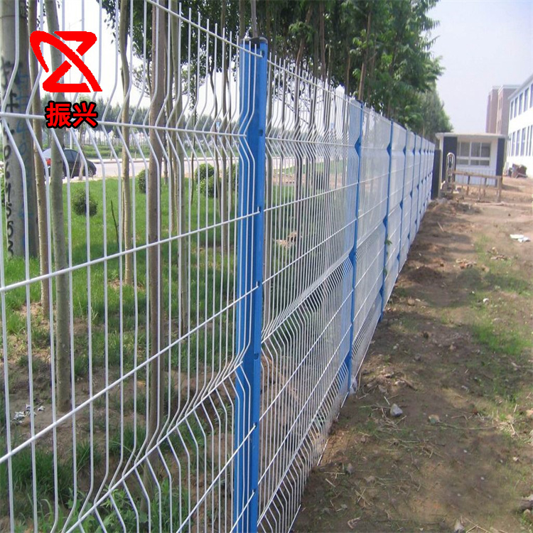 三角折弯防护网农场养殖大棚圈地网铁丝网护栏围网桃型柱护栏网