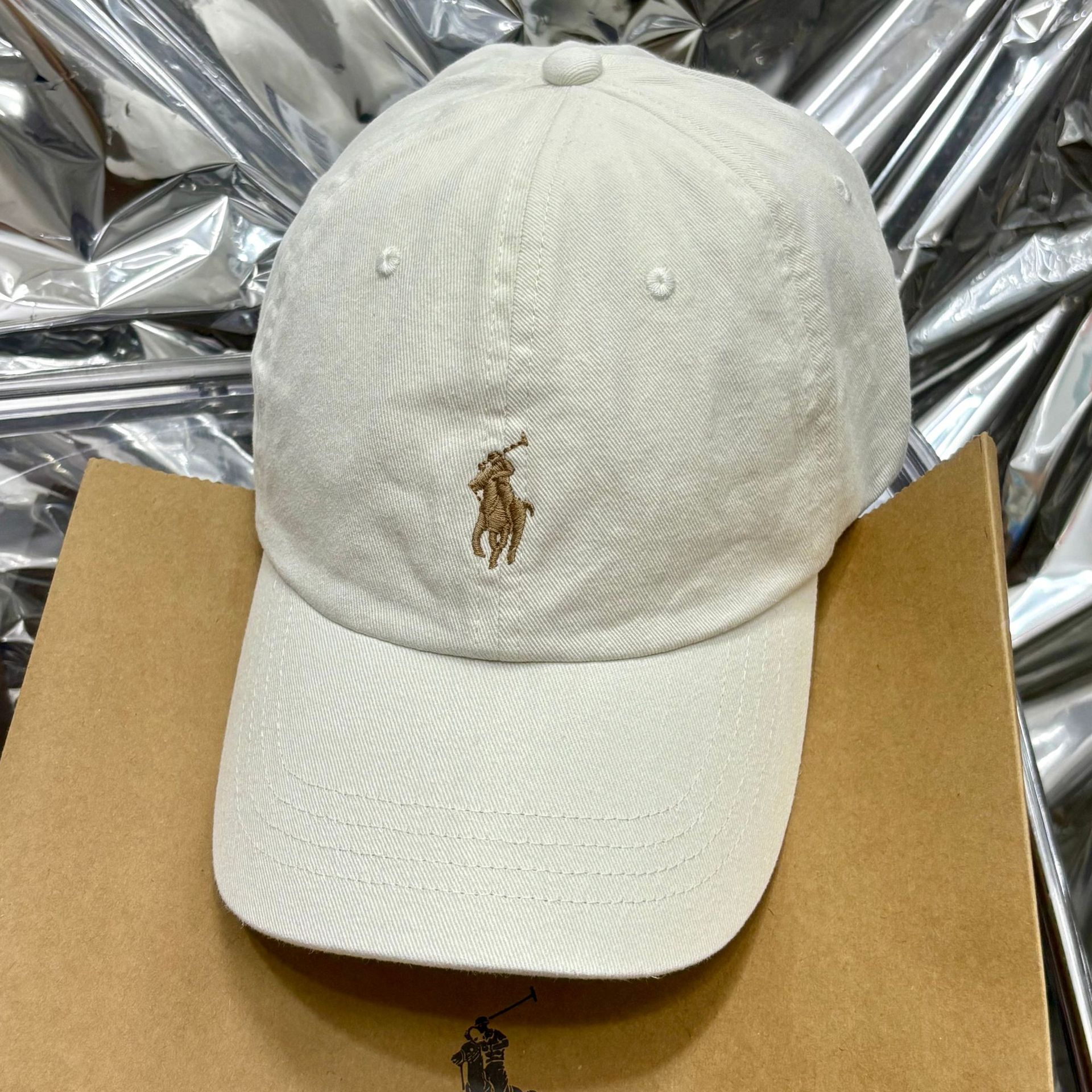 小馬標野球帽の女性は柔らかいトップの広いつばを合わせて顔の小さいアヒルの舌の帽子の運動の日よけの男性の女性を見せます。