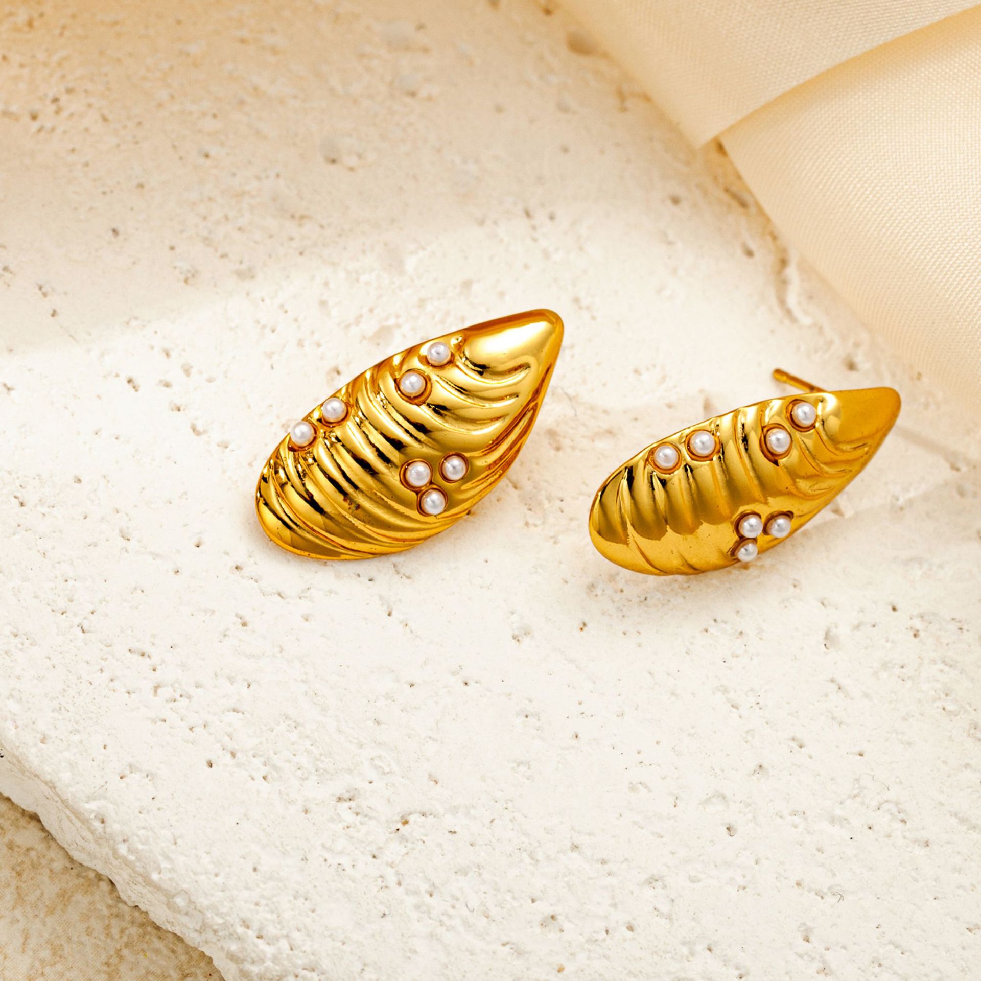 12g Weight 0.03µm Gold Plating Thickness Electroplated Gold Plating Process 201 Stainless Steel Ear Needle Material Golden Plated Plating Material Stone-Free Inlay Material Ear Studs Classification 1 Pair Quantity Casual Occasion 201 Stainless Steel Material Heart Shape Pattern Women's Gender Simple Style Style Plating Craft 1 Pair Simple Style Heart Shape Plating Titanium Steel Ear Studs 1