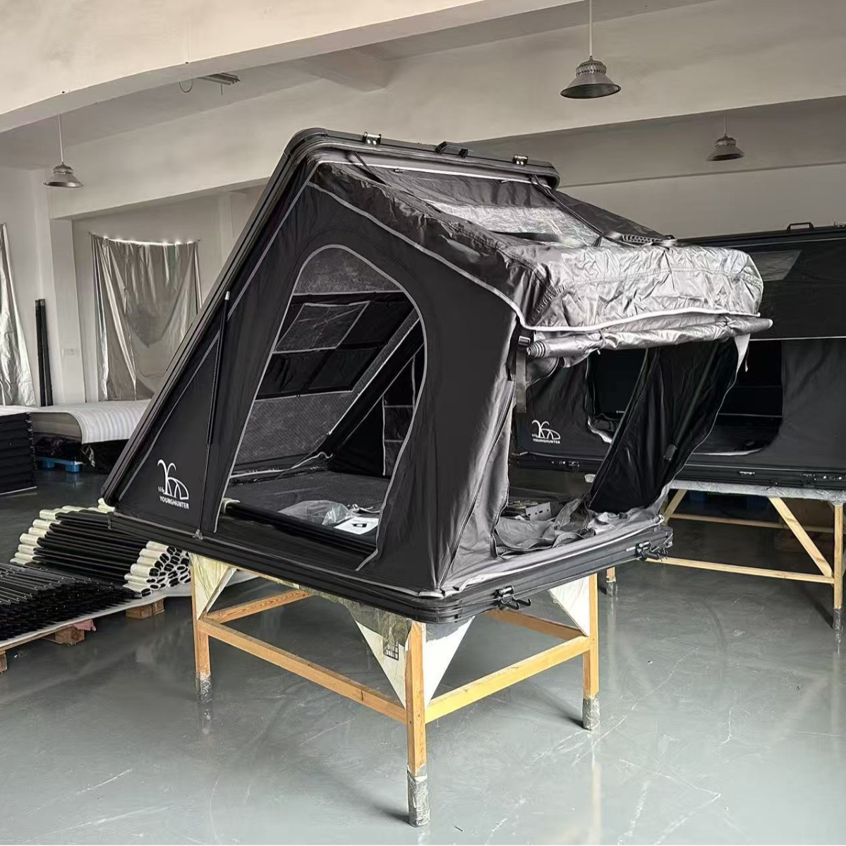 Fuente de fábrica al aire libre camping techo triangular extensión al aire libre SUV concha dura al aire libre universal a prueba de lluvia y protección solar auto