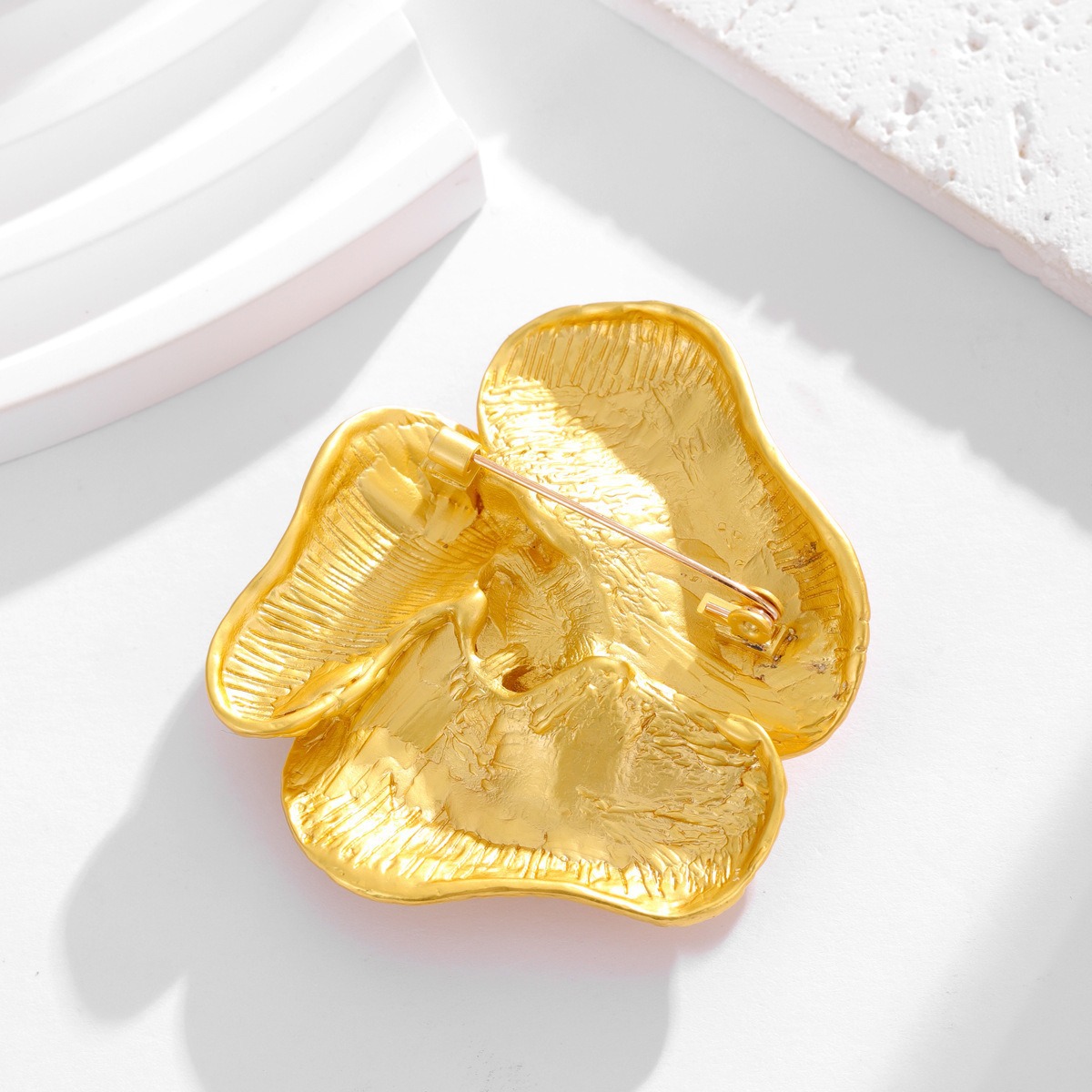 Elegant blommig brosch med kristaller lyxig accessoar för kvinnor_voghion.com