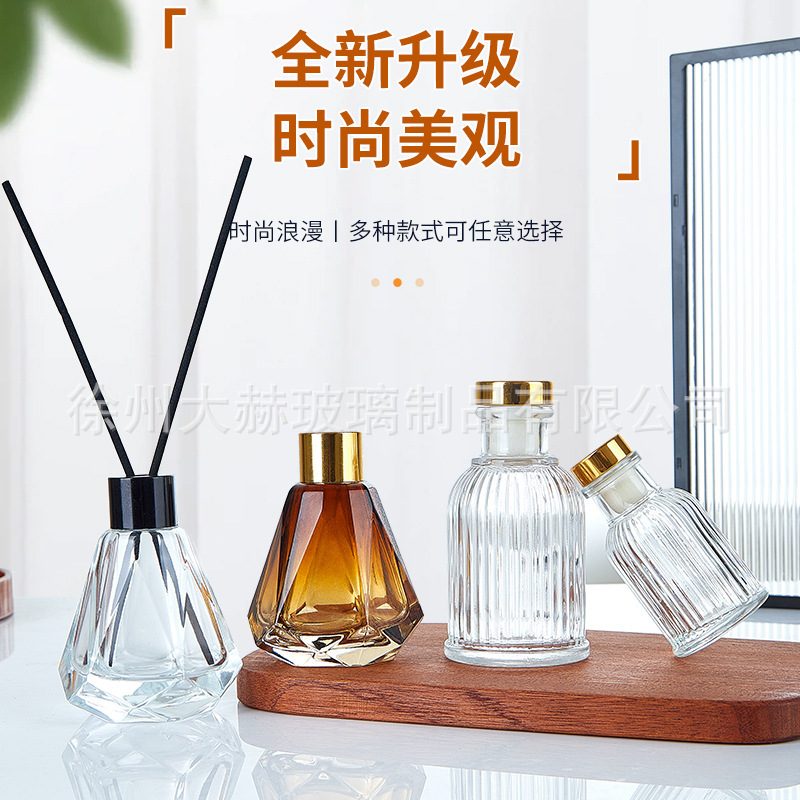 シンプルでファッション的な火のない藤条の拡香ひし形の茶色のガラスのアロマボトルのホームホテルのホールの置物アロマの空|undefined