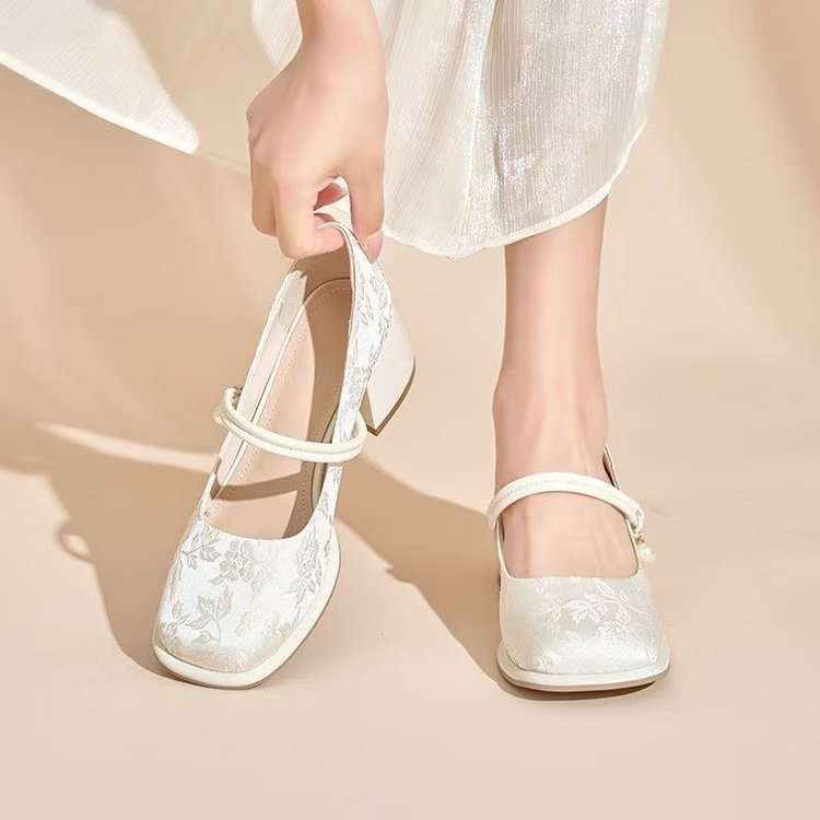 Nuevos zapatos Mary Jane chinos primavera 2025 nuevo estilo jacquard estilo nacional con falda cabeza redonda perla un solo cinturón zapatos
