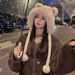 かわいい熊の耳の毛がふわふわしています。女性は冬に耳を保護します。