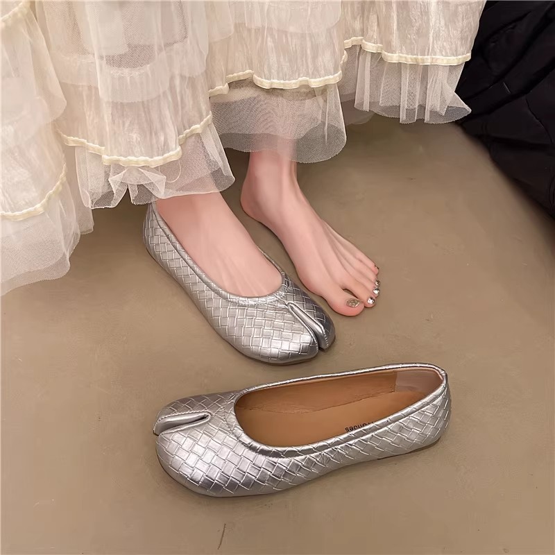 Plata retrógrado plano plano zapatos de una sola mujer 2026 nuevo verano un pie con una falda zapatos de nicho