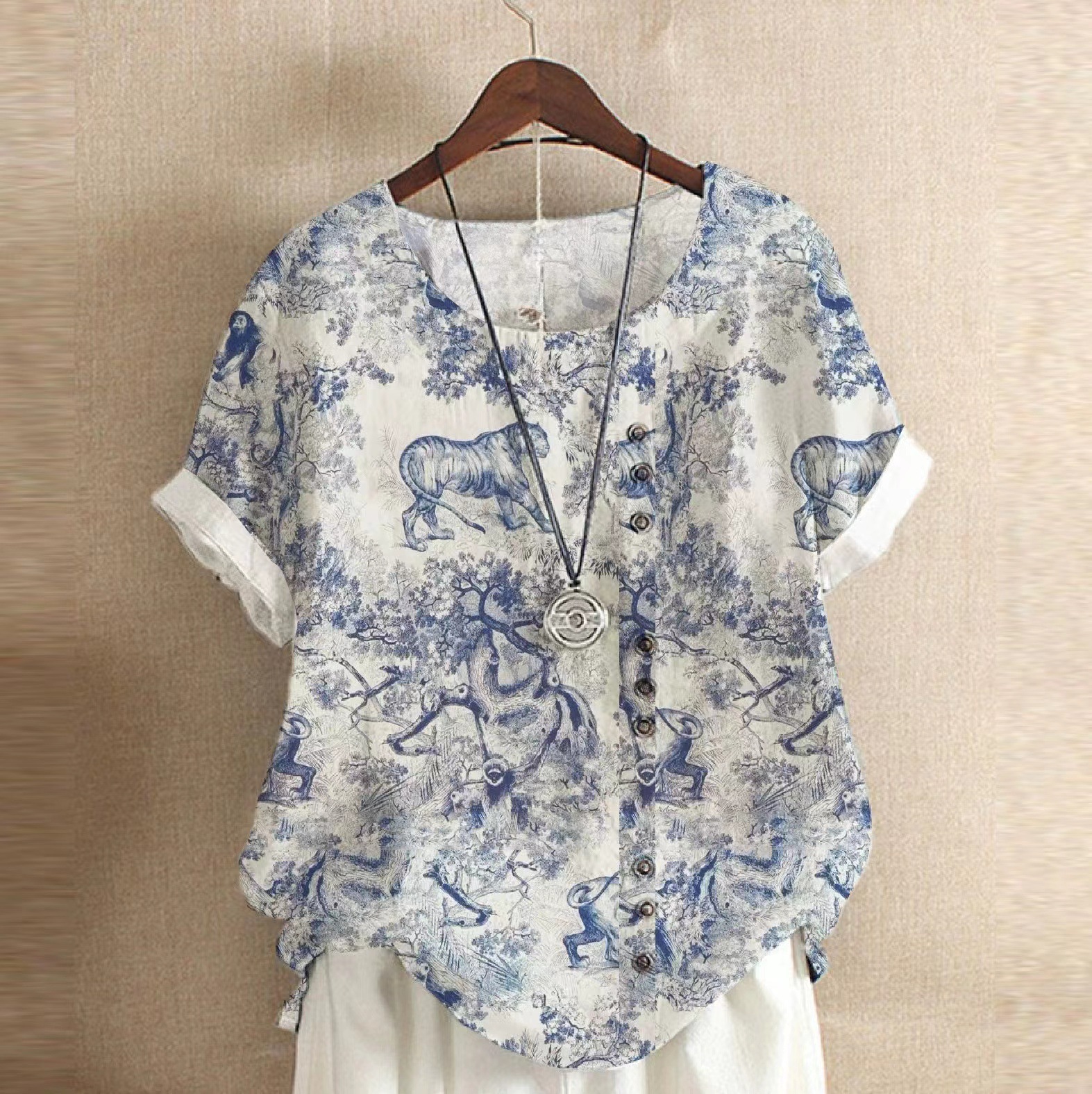 흰색 바탕에 파란색과 흰색 도자기