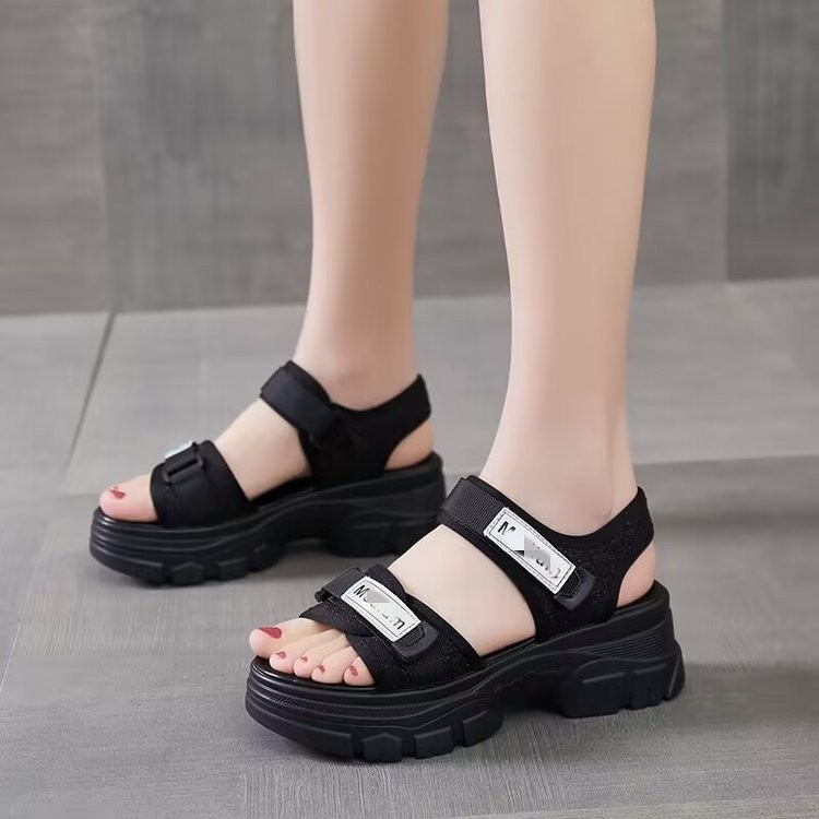 Sandalias deportivas para mujeres 2026 nuevo verano versátil muffin pendiente de fondo grueso y moda para usar zapatos de playa para mujeres