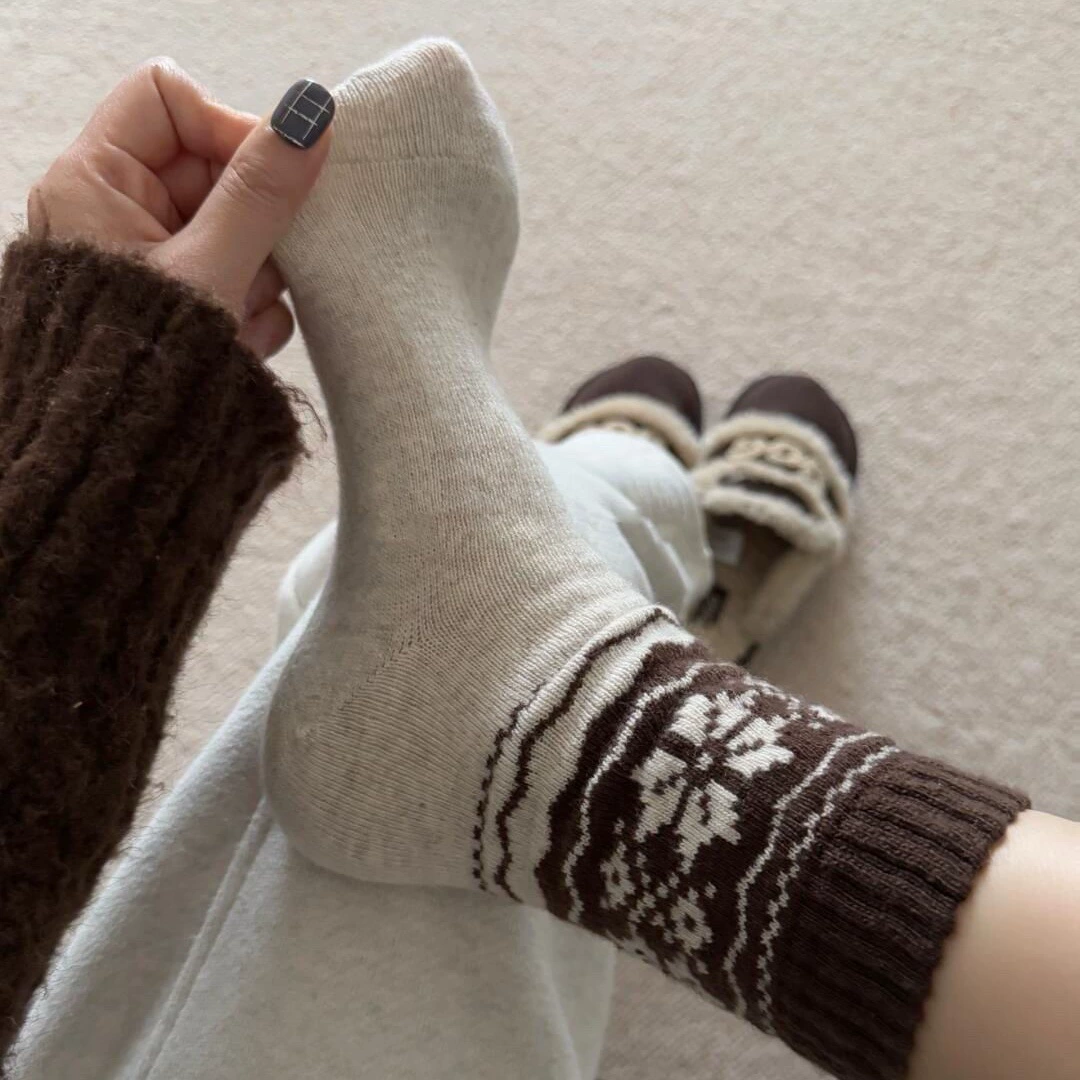 Retro Scandinavian knee socks, autumn, with snowflakes, mid-length