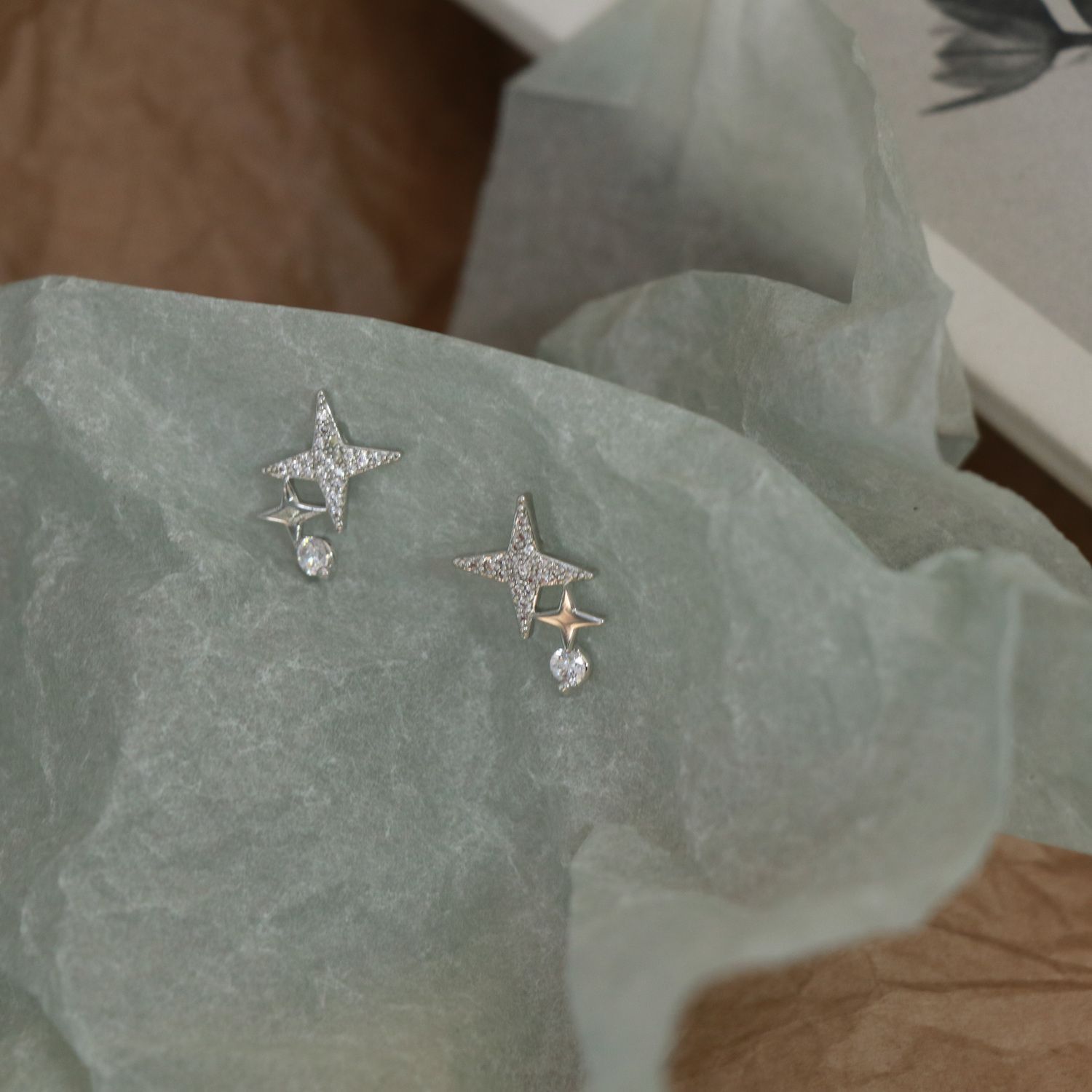 "Xinghe Leng Down" Doble estrellas auriculares auriculares auriculares nicho temperamento de alta calidad sencillo lujoso ligero sin agujeros de orejas