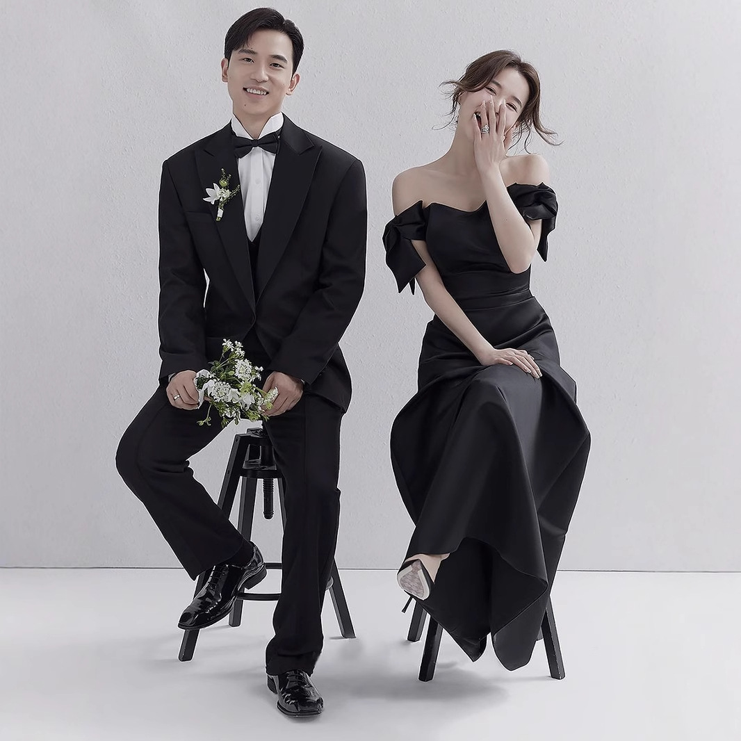 Đầm suông midi satin đen phong cách Hepburn, tay vai nơ, váy cưới nhẹ kiểu Pháp — đen, trắng