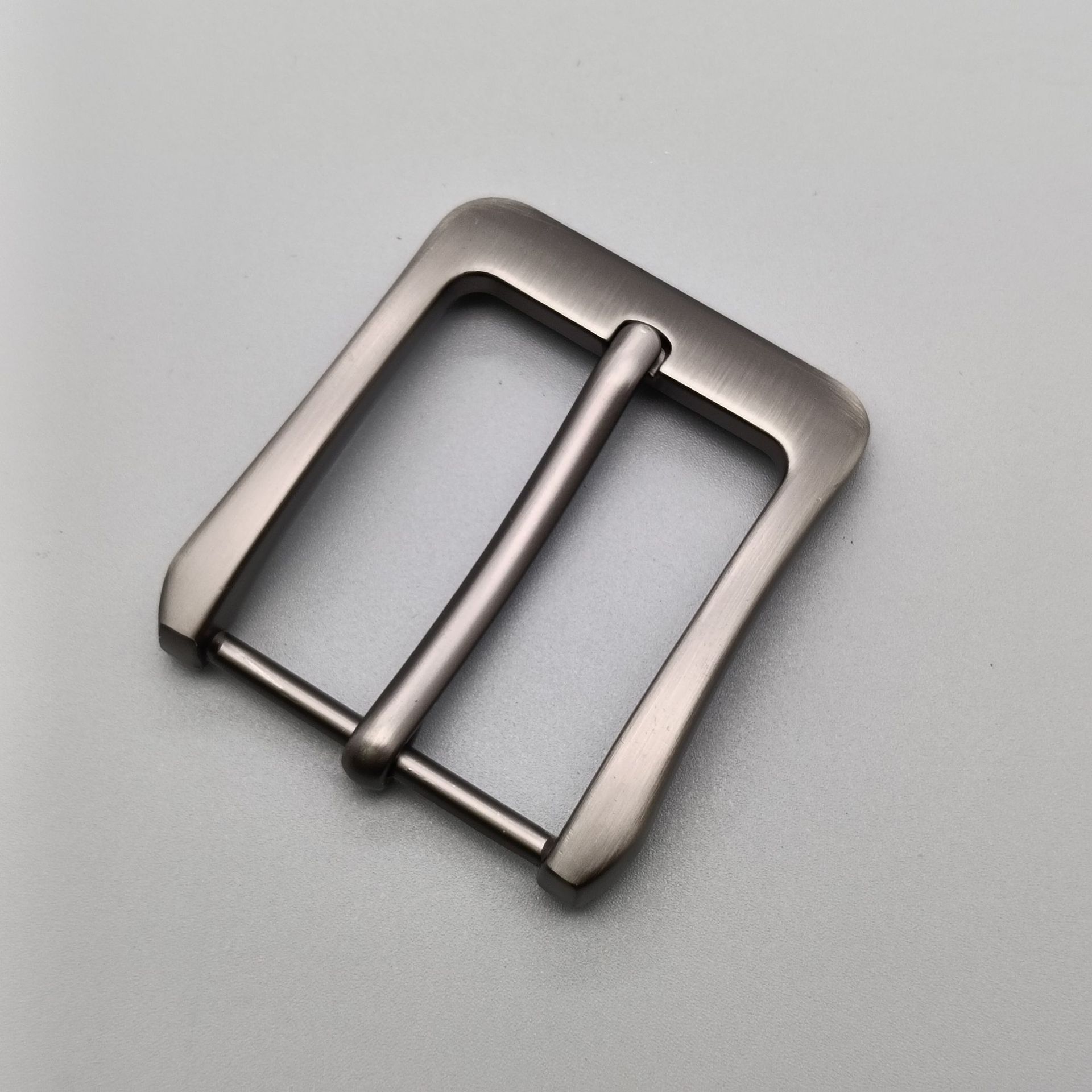 Comercio exterior al por mayor cinturón de aleación para hombres de alta gama hebilla 4.0 cinturón hebilla tipo aguja pistola de cuero dibujo negro