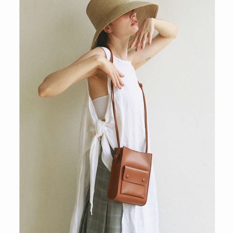 Export Korean designer women's bag cross-border Amazon hot-selling mobile phone bag head layer cowhide messenger bag lightweight small bag Export Korean designer women's bag cross-border Amazon hot-selling mobile phone bag head layer cowhide messenger bag lightweight small bag