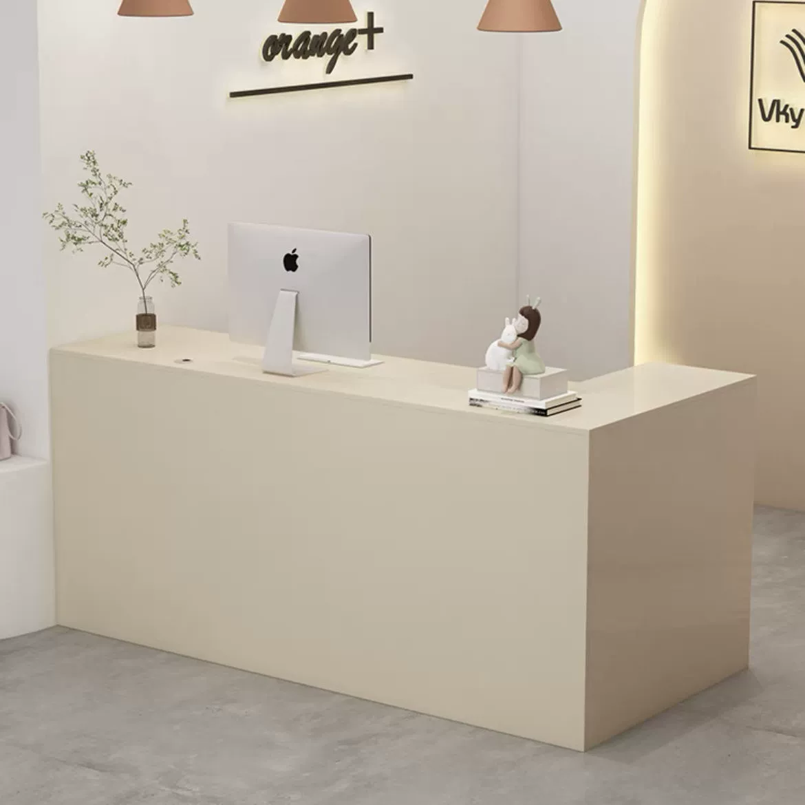 Кафе-бар в современном стиле, угловой стол, L-образная стойка, кремовый цвет, ресепшн для салона красоты, одежда для кассира.