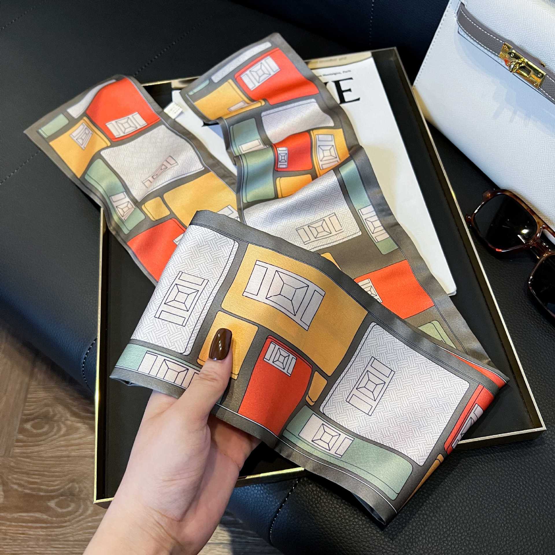 Nueva bufanda de seda pequeña banda larga estrecha para el cabello mujer estilo primavera y otoño moda madre bufanda estilo verano estilo fino serpentina bufanda al por mayor