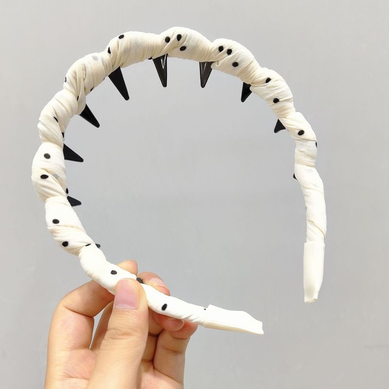歯のカチューシャを持っています。|undefined