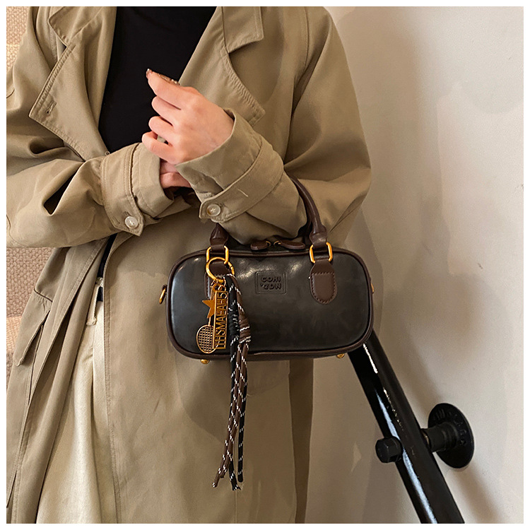 2024 New fashion bags for women, autumn and winter style, simple and fashionable work commute bag, retro single-shoulder underarm bag for women undefined