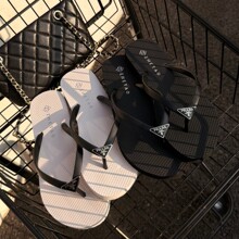 �ļ��¿� �r�к��sŮ��������ƽ�כ�Ь ɳ�����m�A�_��Ь