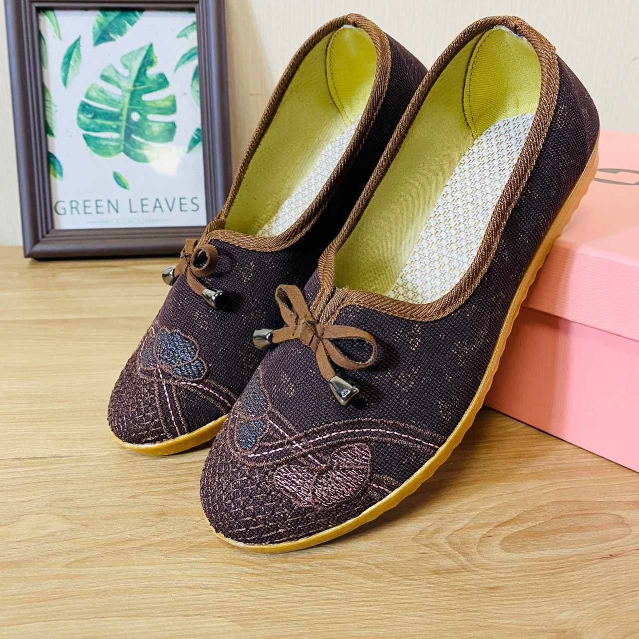 Новые старые Beijing cloth shoes вышитые цветы дамы обувь этнический стиль говяжий тендон низко-скользящие плоские половые танцевальные туфли супер мягкая подошва материнские туфли