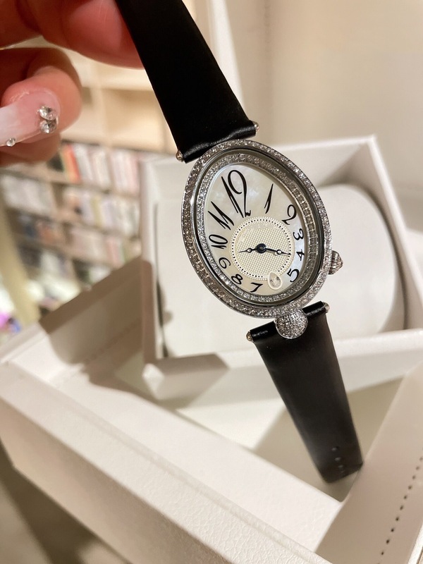 新商品の軽豪華な皇后シリーズの貝の母の顔の女性の石英のいっぱいのドリルの満天の星のベルトのファッションの潮の腕時計|undefined