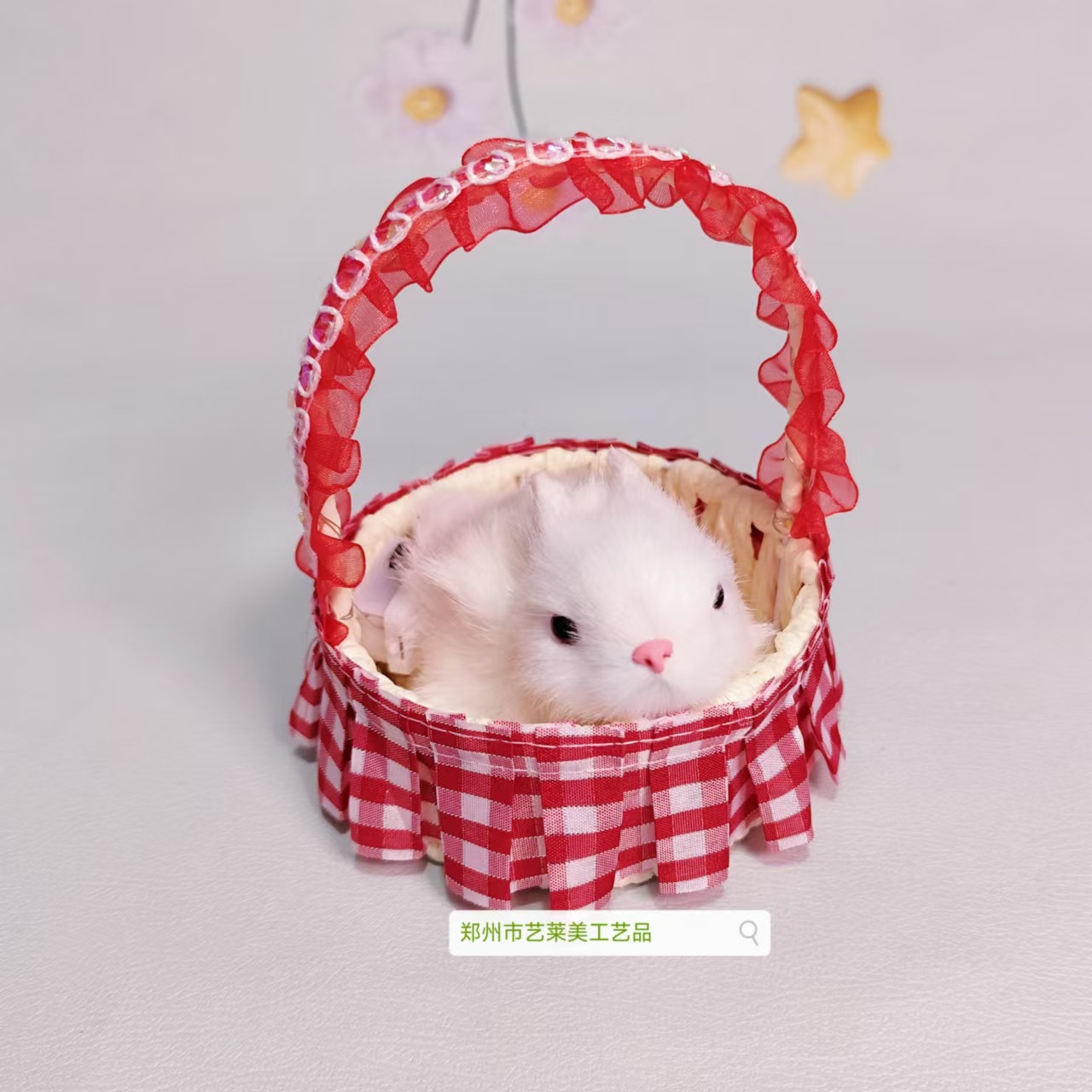 붉은 격자 무늬 레이스 바구니 토끼