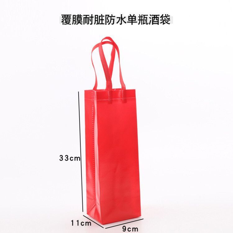シングルワインのギフト紙袋を厚くして、ワインの牛革酒袋を持っています。|undefined