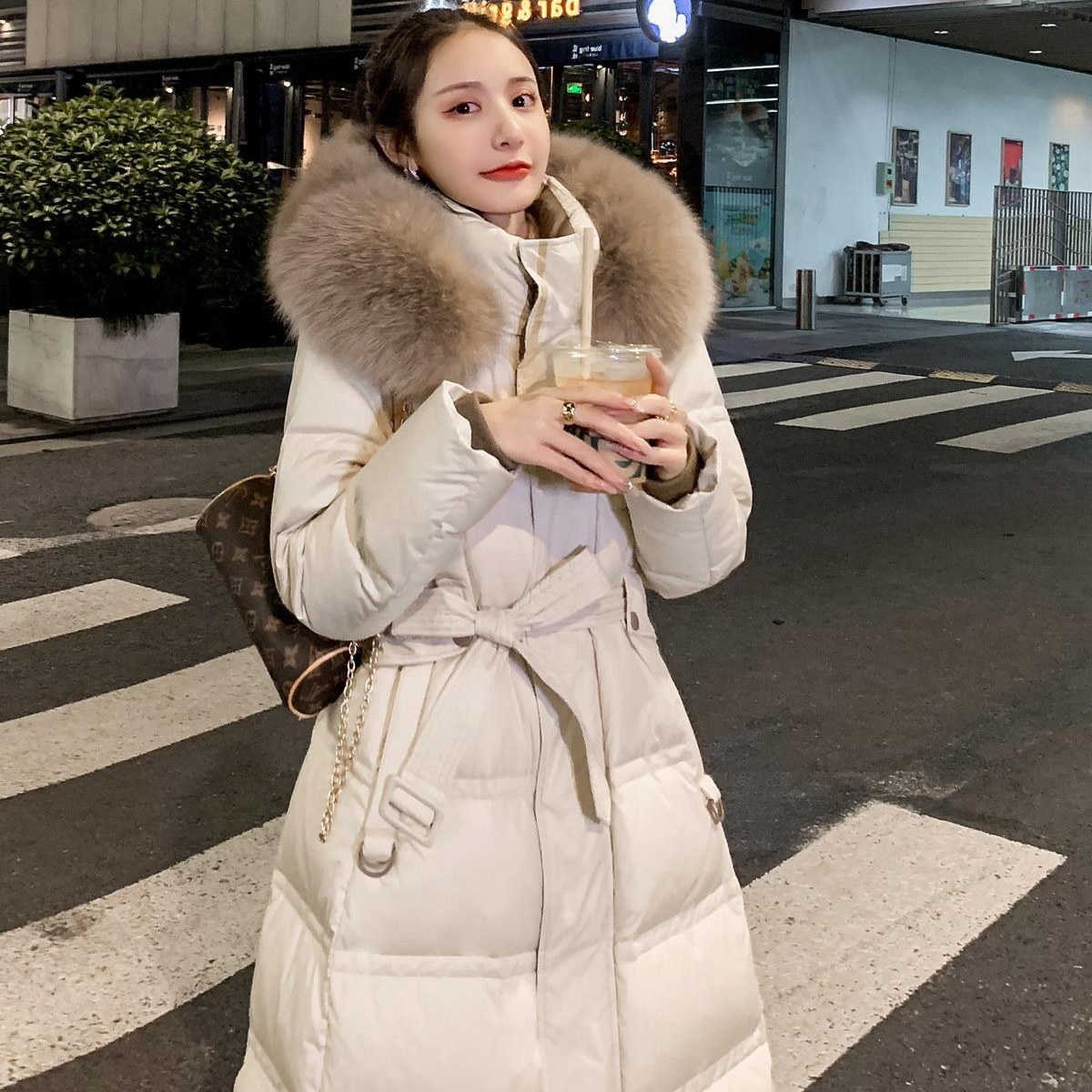 真狐毛襟ダウンジャケットの女性2023年の新型ウエストは痩せています。