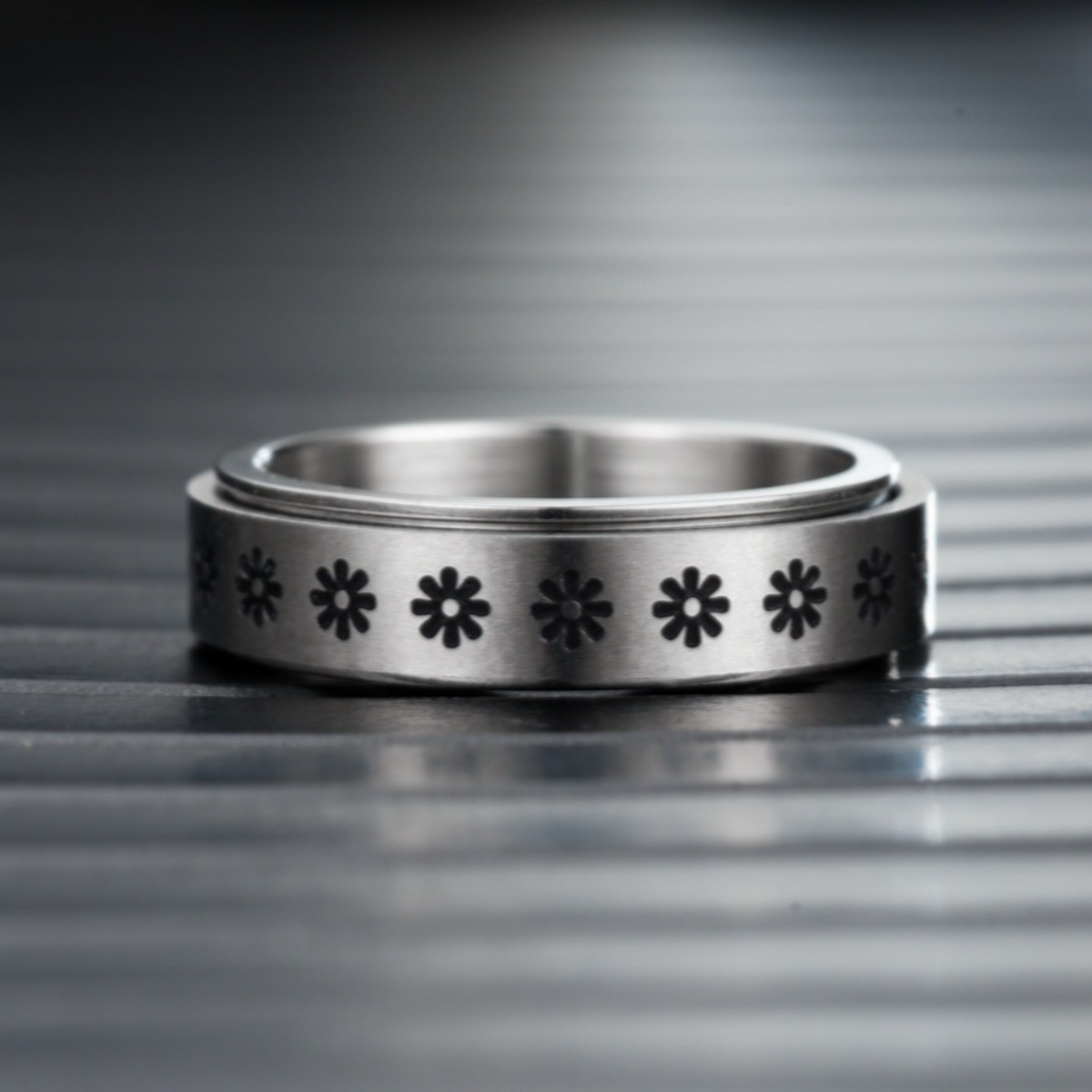 New Fashion Anti-anxiety Rotating Titanium Steel  Decompression Couple Ring display picture 3