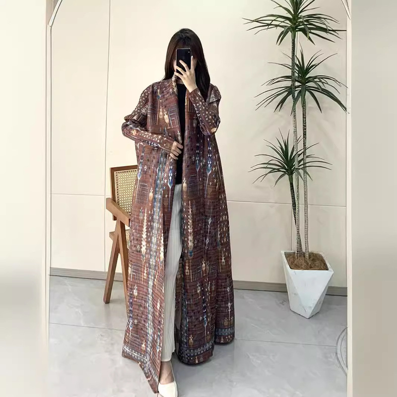 Miyake's Beautiful and Elegant Pleated Spring and Autumn Long-Sleeve Coat, Cape, and Printed Fashion Outerwear for Women, a Popular Export Item Miyake's Beautiful and Elegant Pleated Spring and Autumn Long-Sleeve Coat, Cape, and Printed Fashion Outerwear for Women, a Popular Export Item