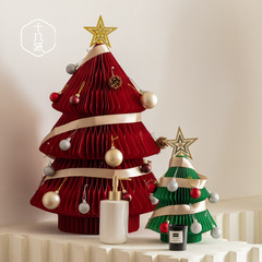 クリスマスツリーの家庭用セットの小型置物デパートのショーウインドーは新年の創意木を飾ります。